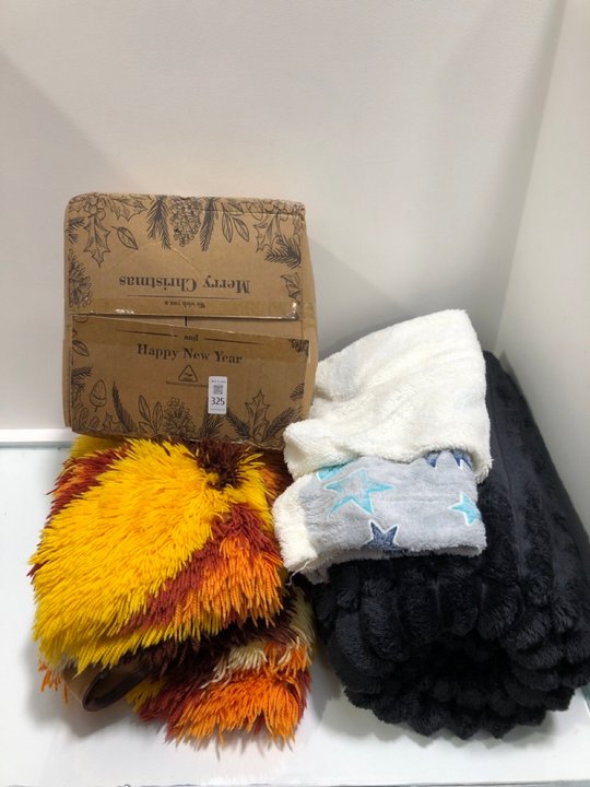 Lot 325  
            Marchington SR13 - Parcel Delivery Only 

                
4 X HOUSEHOLD ITEMS TO INCLUDE ARTIFICIAL GARLAND: LOCATION - C8