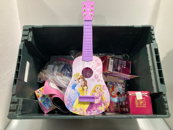 Lot 339  
            Marchington SR13 - Parcel Delivery Only 

                
QTY OF ASSORTED CHILDRENS TOYS TO INCLUDE TILEHURST CUTE DESIGN CLAY BEAD SPINNER...