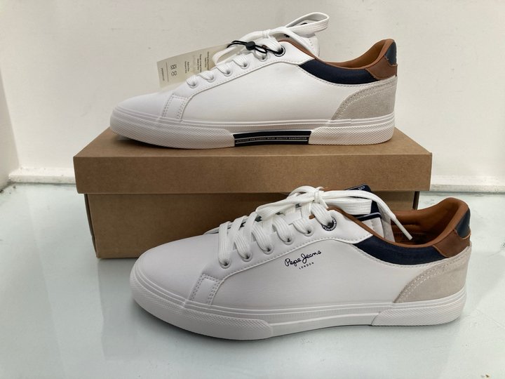 Lot 352  
            Marchington SR13 - Parcel Delivery Only 

                
PEPE JEANS KENTON COURT TRAINERS IN WHITE - SIZE EU 43: LOCATION - C6