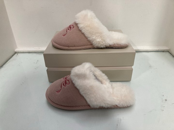 Lot 359  
            Marchington SR13 - Parcel Delivery Only 

                
CHELSEA PEERS CORDUROY EMBROIDERED RIBBON SLIPPERS IN PINK - SIZE UK 7-8: LOCATIO...