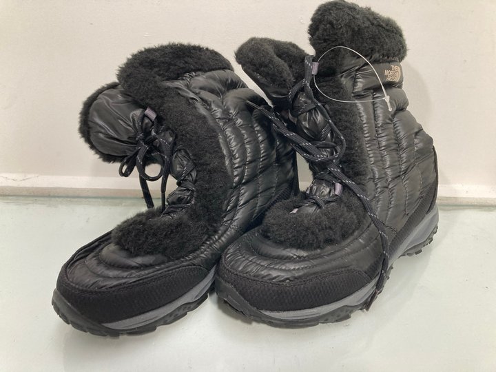 Lot 360  
            Marchington SR13 - Parcel Delivery Only 

                
THE NORTH FACE CHILDRENS FLEECE LINED WINTER BOOTS IN BLACK - SIZE UK 5: LOCATION...