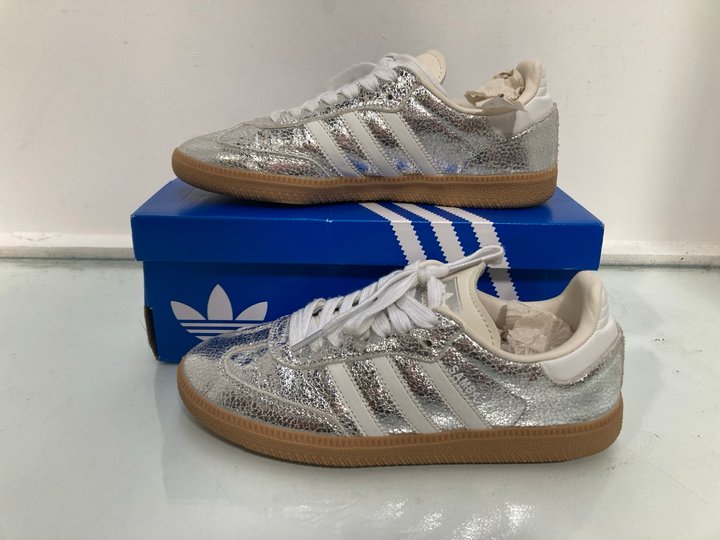 Lot 362  
            Marchington SR13 - Parcel Delivery Only 

                
ADIDAS WOMENS SAMBA TRAINERS IN BLACK/RED/WHITE - SIZE UK 5.5: LOCATION - C6