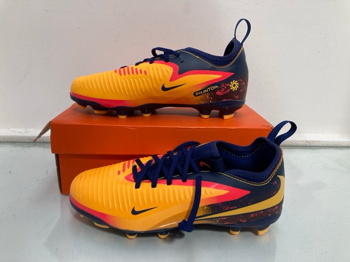 Lot 364  
            Marchington SR13 - Parcel Delivery Only 

                
NIKE CHILDRENS PHANTOM 6 LOW ACADEMY FG/MG TRAINERS IN LASER ORANGE/LEMON VENOM -...