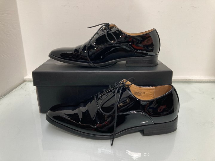 Lot 365  
            Marchington SR13 - Parcel Delivery Only 

                
GOOR MENS LEATHER SHOES IN BLACK - SIZE UK 9: LOCATION - C6
