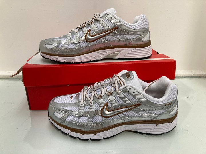Lot 366  
            Marchington SR13 - Parcel Delivery Only 

                
NIKE P-6000 TRAINERS IN WHITE/METALLIC SILVER - SIZE UK MENS-5 WOMENS-5.5: LOCATI...