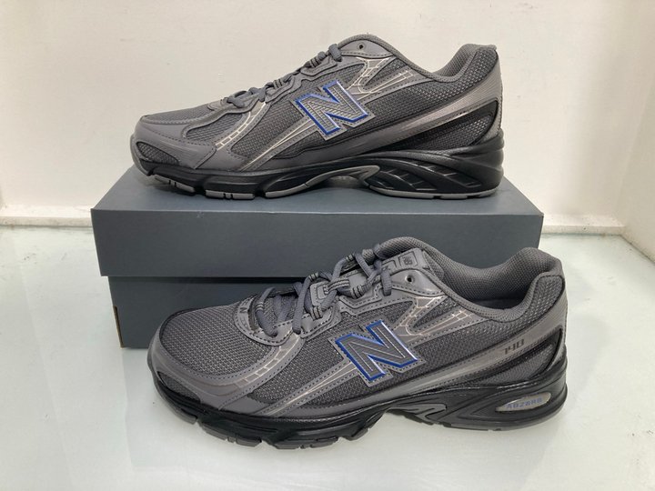 Lot 368  
            Marchington SR13 - Parcel Delivery Only 

                
NEW BALANCE 740 TRAINERS IN GREY/BLUE - SIZE UK 11 - ORIGINAL RRP £100: LOCATION ...