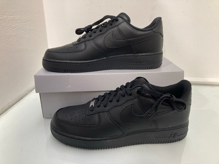 Lot 369  
            Marchington SR13 - Parcel Delivery Only 

                
NIKE AIR FORCE 1 '07 TRAINERS IN BLACK - SIZE UK 11 - ORIGINAL RRP £110: LOCATION...