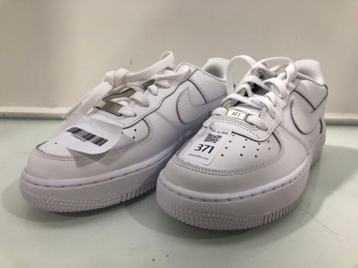 Lot 371  
            Marchington SR13 - Parcel Delivery Only 

                
NIKE AIR FORCE 1 TRAINERS IN WHITE - SIZE UK 5.5: LOCATION - C5