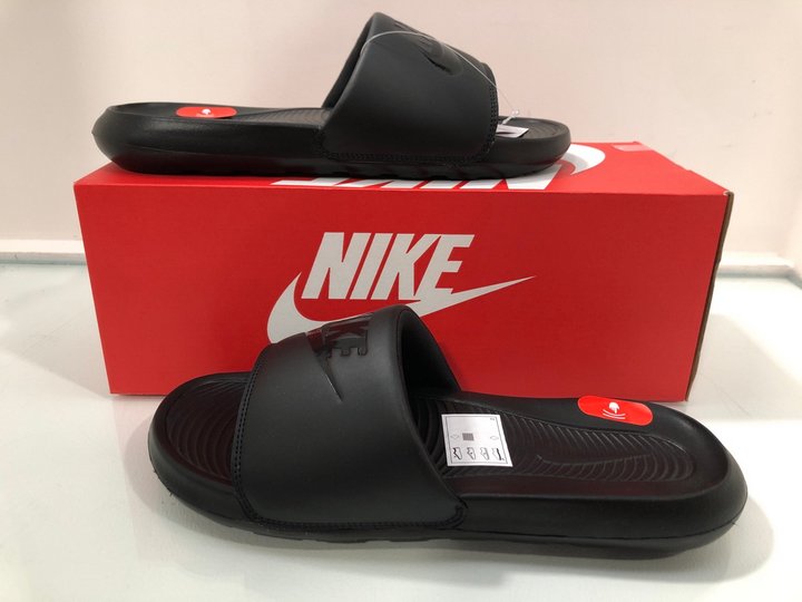 Lot 373  
            Marchington SR13 - Parcel Delivery Only 

                
NIKE VICTORI ONE SLIDERS IN BLACK/BLACK-BLACK - SIZE UK 9: LOCATION - C5