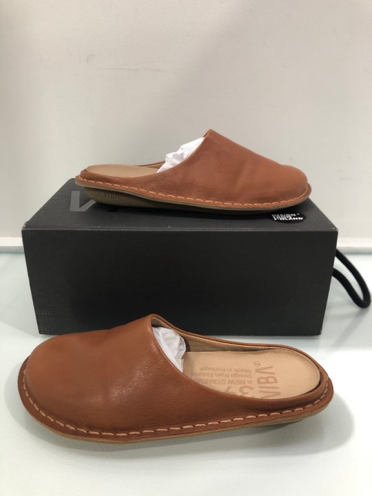 Lot 377  
            Marchington SR13 - Parcel Delivery Only 

                
VIBA MENS ROMA LEATHER FAWN SANDALS IN TAN - SIZE EU 39 - ORIGINAL RRP £150: LOCA...