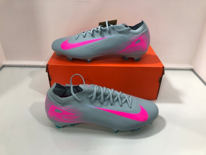 Lot 379  
            Marchington SR13 - Parcel Delivery Only 

                
NIKE ZM VAPOR 16 PRO FG FOOTBALL BOOTS IN OCEAN CUBE/PINK BLAST - SIZE UK 11 - OR...
