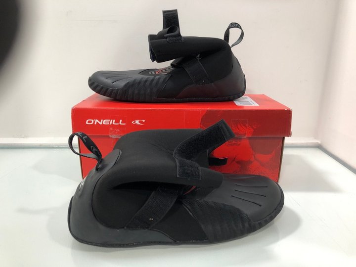 Lot 380  
            Marchington SR13 - Parcel Delivery Only 

                
O'NEILL ROUND TOE HEAT BOOTS IN BLACK - SIZE UK 11: LOCATION - C5