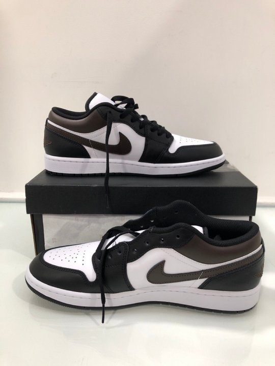 Lot 382  
            Marchington SR13 - Parcel Delivery Only 

                
NIKE JORDAN 1 LOW TRAINERS IN BLACK/BAROQUE BROWN-WHITE - SIZE UK 8 - ORIGINAL RR...
