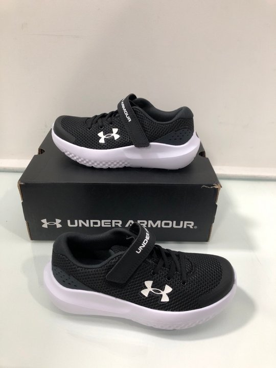Lot 383  
            Marchington SR13 - Parcel Delivery Only 

                
UNDER ARMOUR CHILDRENS BPS SURGE 4 AC TRAINERS IN BLACK/GREY - SIZE UK 13.5: LOCA...