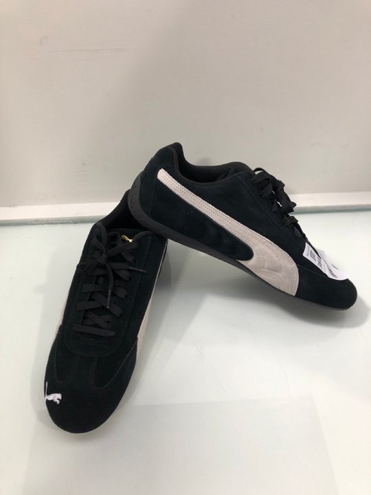 Lot 384  
            Marchington SR13 - Parcel Delivery Only 

                
PUMA SPEEDCAT OG TRAINERS IN BLACK/WHITE - SIZE UK 12: LOCATION - C5