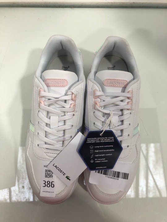 Lot 386  
            Marchington SR13 - Parcel Delivery Only 

                
LACOSTE CHILDRENS T-CLIP TRAINERS IN WHITE/IRIDESCENT - SIZE UK 4: LOCATION - C5