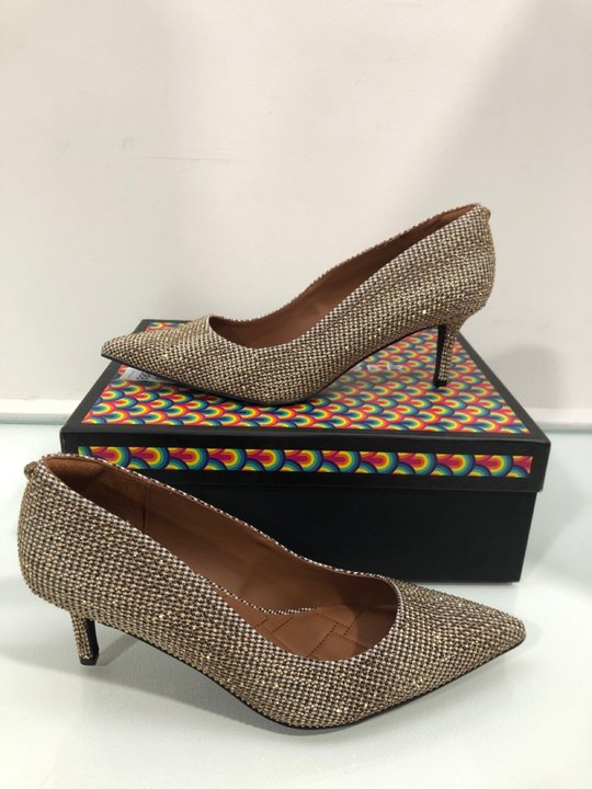 Lot 388  
            Marchington SR13 - Parcel Delivery Only 

                
KURT GEIGER WOMENS LONDON KENSINGTON FLEXI 65 SHOES IN BEIGE - SIZE EU 41: LOCATI...