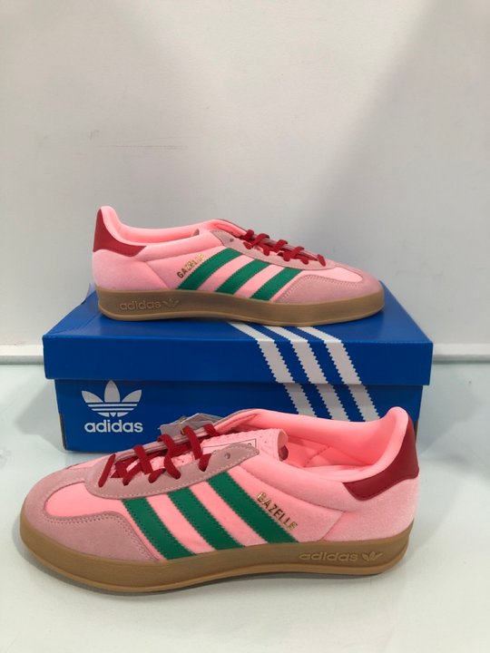 Lot 390  
            Marchington SR13 - Parcel Delivery Only 

                
ADIDAS GAZELLE INDOOR TRAINERS IN PINK/GREEN - SIZE UK 7: LOCATION - C5