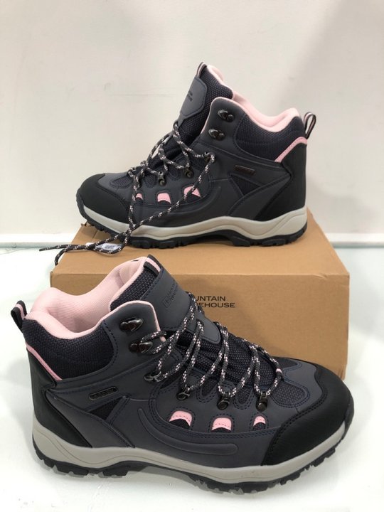 Lot 392  
            Marchington SR13 - Parcel Delivery Only 

                
MOUNTAIN WAREHOUSE ADVENTURER WOMENS WATERPROOF WALKING BOOTS IN DARK PURPLE - SI...