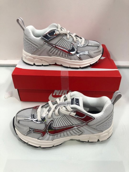 Lot 393  
            Marchington SR13 - Parcel Delivery Only 

                
NIKE CHILDRENS VOMERO 5 PS TRAINERS IN PHOTON DUST/CHROME-GRIDIRON - SIZE UK 13: ...