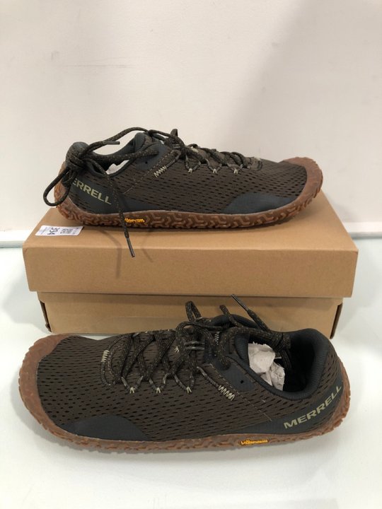 Lot 394  
            Marchington SR13 - Parcel Delivery Only 

                
MERRELL VAPOR GLOVE 6 TRAINERS IN OLIVE - SIZE UK 11 - ORIGINAL RRP £115: LOCATIO...