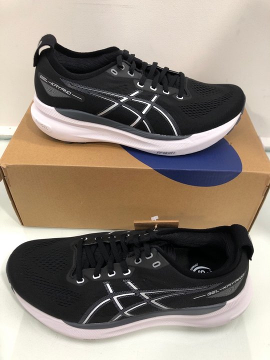 Lot 399  
            Marchington SR13 - Parcel Delivery Only 

                
ASICS GEL-KAYANO 31 TRAINERS IN BLACK/WHITE - SIZE UK 8.5 - ORIGINAL RRP £178: LO...