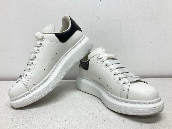 Lot 3  
            Marchington SR13 - Parcel Delivery Only 

                
ALEXANDER MCQUEEN OVERSIZED LOW TOP LEATHER SNEAKERS IN WHITE-UK SIZE 6-ORIGINAL ...