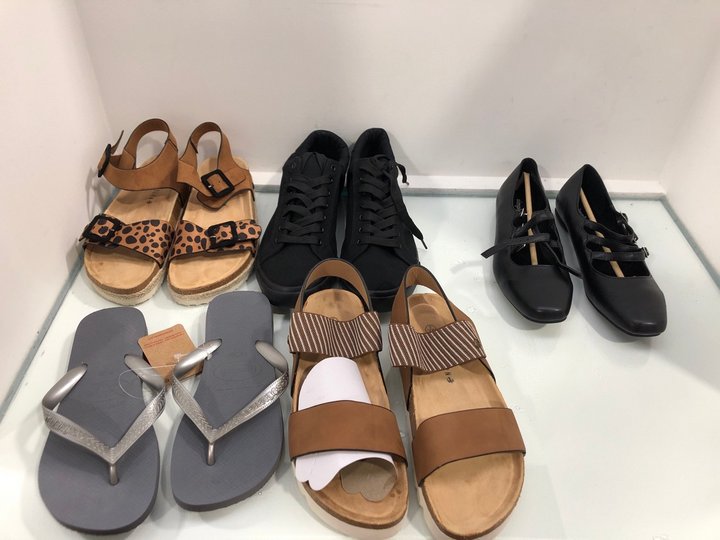 Lot 403  
            Marchington SR13 - Parcel Delivery Only 

                
QTY OF ASSORTED WOMENS FOOTWEAR - SIZE EU 40+ TO INCLUDE SIMPLY BE LEATHER SHOES ...