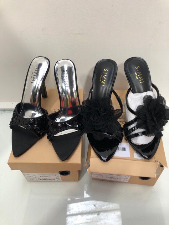 Lot 404  
            Marchington SR13 - Parcel Delivery Only 

                
SIMMI LONDON WOMENS TINA SHOES IN BLACK PATENT - SIZE UK 5 TO INCLUDE SIMMI LONDO...