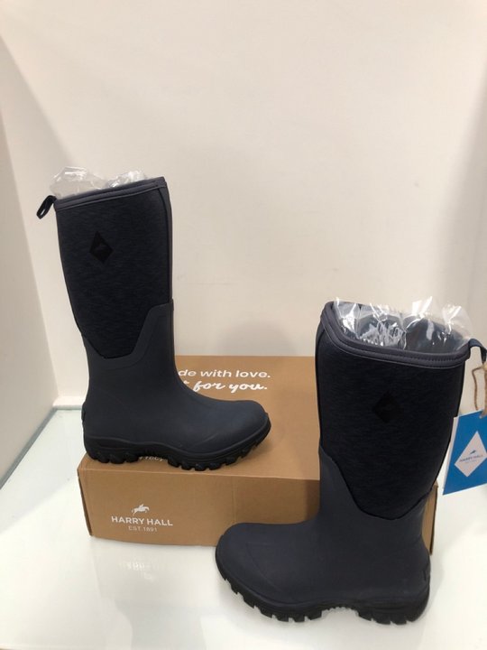 Lot 405  
            Marchington SR13 - Parcel Delivery Only 

                
HARRY HALL NEOPRENE WELLINGTON BOOTS IN NAVY BLUE - SIZE UK 5: LOCATION - C4