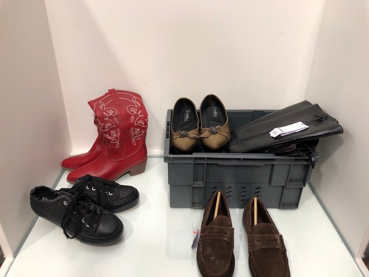 Lot 406  
            Marchington SR13 - Parcel Delivery Only 

                
QTY OF ASSORTED WOMENS FOOTWEAR - SIZE EU 37 TO INCLUDE SIMPLY BE LACE UP TRAINER...