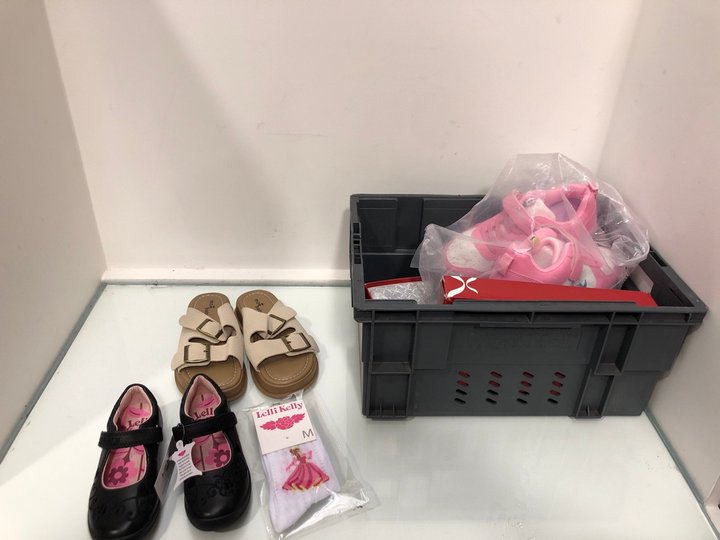 Lot 407  
            Marchington SR13 - Parcel Delivery Only 

                
QTY OF ASSORTED CHILDRENS FOOTWEAR IN VARIOUS SIZES TO INCLUDE LELLI KELLY VELCRO...
