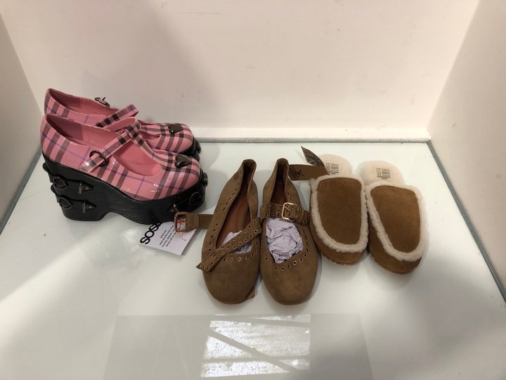 Lot 410  
            Marchington SR13 - Parcel Delivery Only 

                
3 X ASSORTED WOMENS FOOTWEAR - SIZE UK 5/6 TO INCLUDE FENLAND SHEEPSKIN SLIPPERS ...