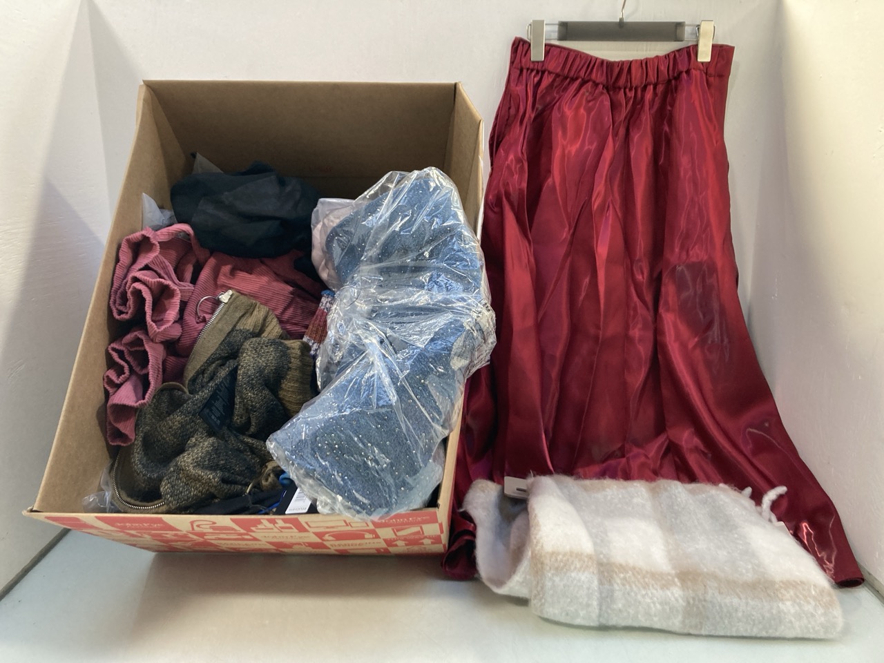 Lot 414  
            Marchington SR13 - Parcel Delivery Only 

                
QTY OF ASSORTED WOMENS CLOTHING IN VARIOUS SIZES TO INCLUDE PRIMARK CHECK SCARF I...