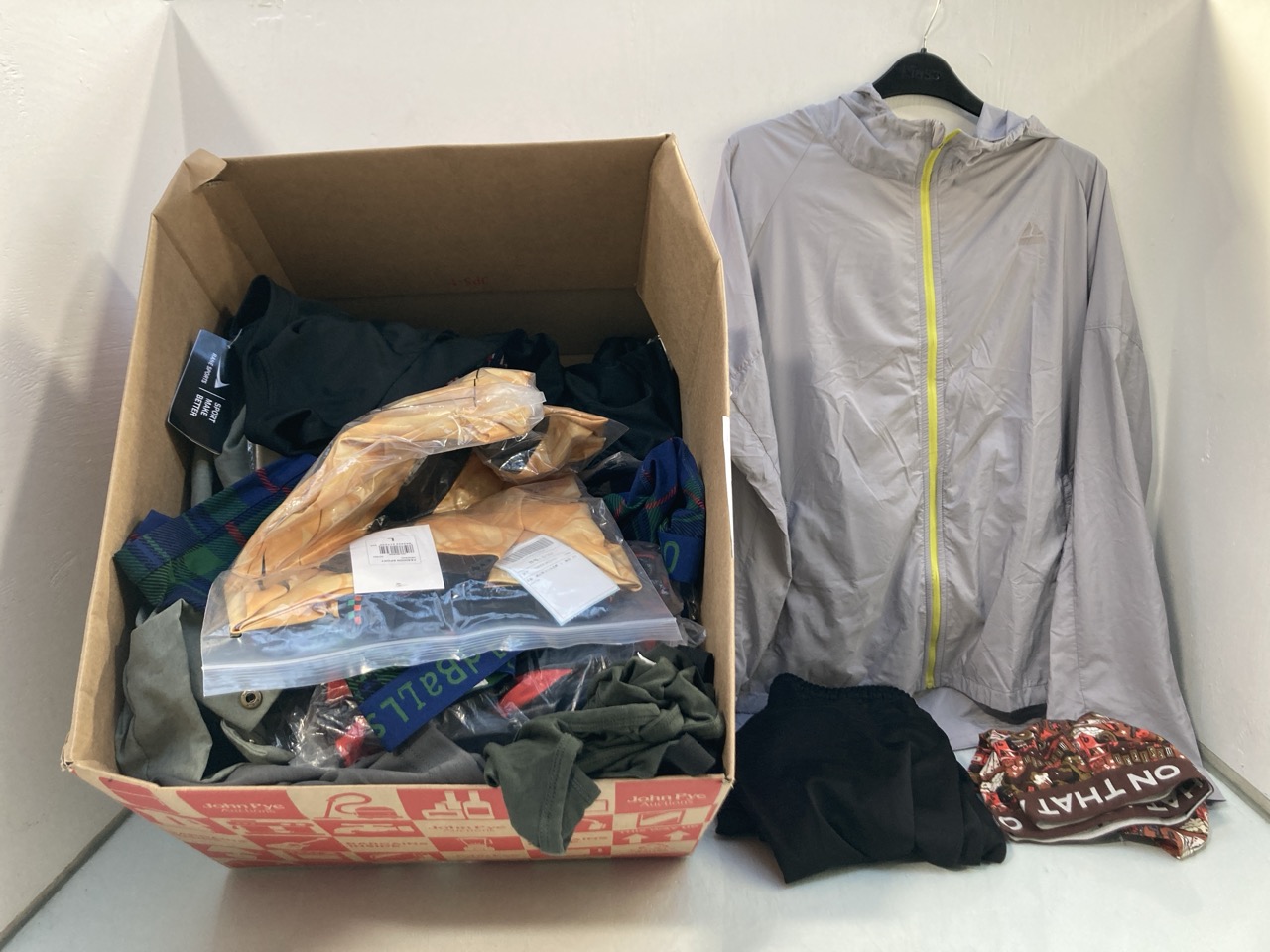 Lot 415  
            Marchington SR13 - Parcel Delivery Only 

                
QTY OF ASSORTED MENS CLOTHING IN VARIOUS SIZES TO INCLUDE TEDDY FLEECE FULL ZIP J...