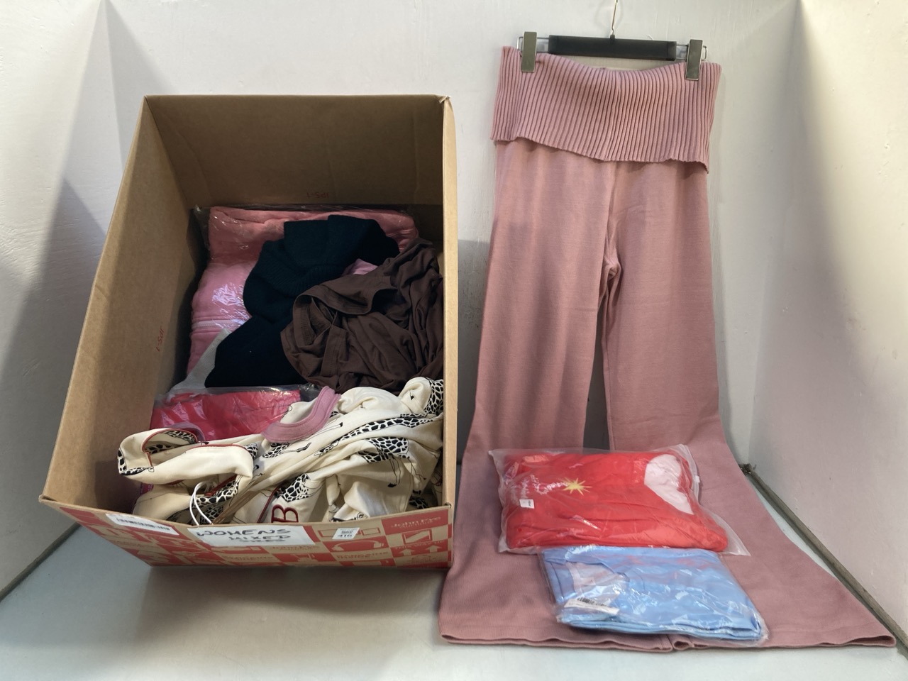 Lot 416  
            Marchington SR13 - Parcel Delivery Only 

                
QTY OF ASSORTED WOMENS CLOTHING IN VARIOUS SIZES TO INCLUDE CHELSEA PEERS PYJAMA ...