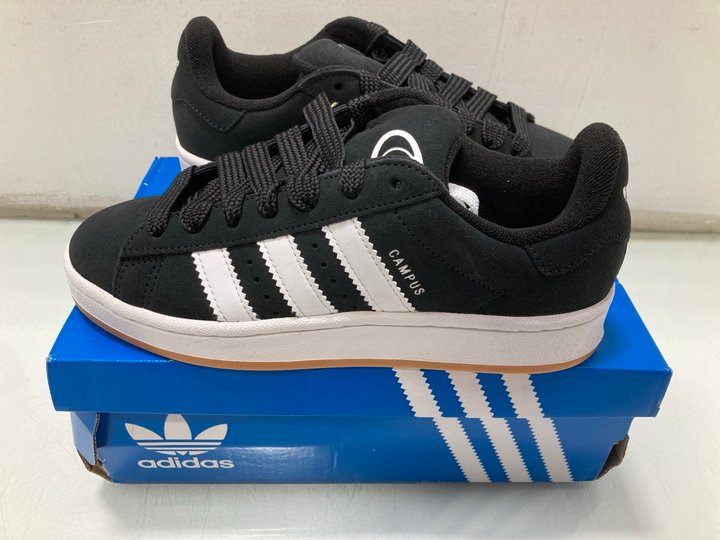 Lot 419  
            Marchington SR13 - Parcel Delivery Only 

                
ADIDAS CHILDRENS CAMPUS 00S TRAINERS IN BLACK/WHITE - SIZE UK 5: LOCATION - C3