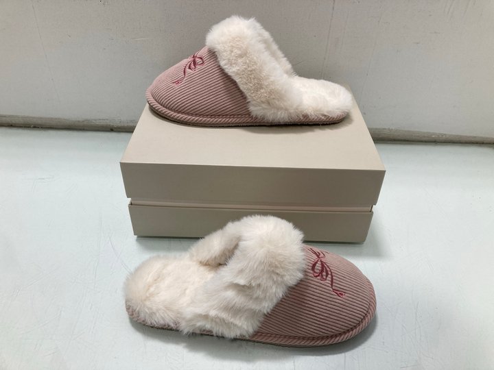 Lot 422  
            Marchington SR13 - Parcel Delivery Only 

                
CHELSEA PEERS CORDUROY EMBROIDERED RIBBON SLIPPERS IN PINK - SIZE UK 7-8: LOCATIO...