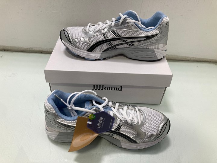 Lot 427  
            Marchington SR13 - Parcel Delivery Only 

                
ASICS GEL-KAYANO 14 TRAINERS IN WHITE/BLACK - SIZE UK 10 - ORIGINAL RRP £230: LOC...