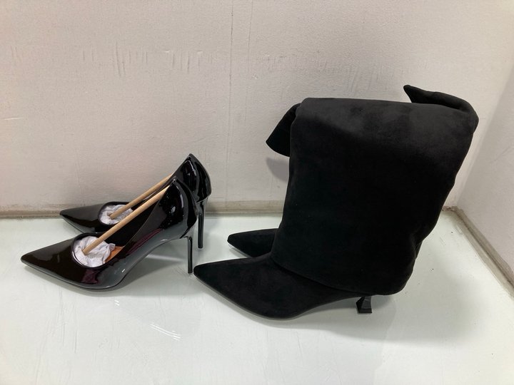 Lot 429  
            Marchington SR13 - Parcel Delivery Only 

                
ASOS WOMENS PAPHOE POINTED HIGH HEEL COURT SHOES IN BLACK PATENT - SIZE UK 6 TO I...