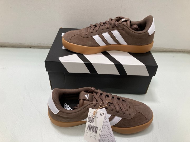 Lot 431  
            Marchington SR13 - Parcel Delivery Only 

                
ADIDAS VL COURT 3.0 TRAINERS IN BROWN/WHITE - SIZE UK 7.5: LOCATION - C3