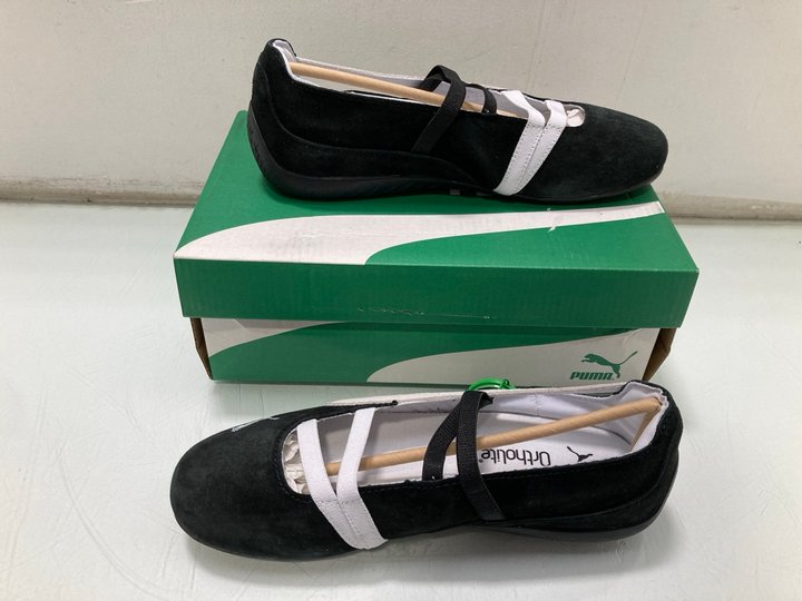 Lot 432  
            Marchington SR13 - Parcel Delivery Only 

                
PUMA SPEEDCAT OG SILVER BALLET SHOES IN BLACK/WHITE - SIZE UK 6: LOCATION - C3