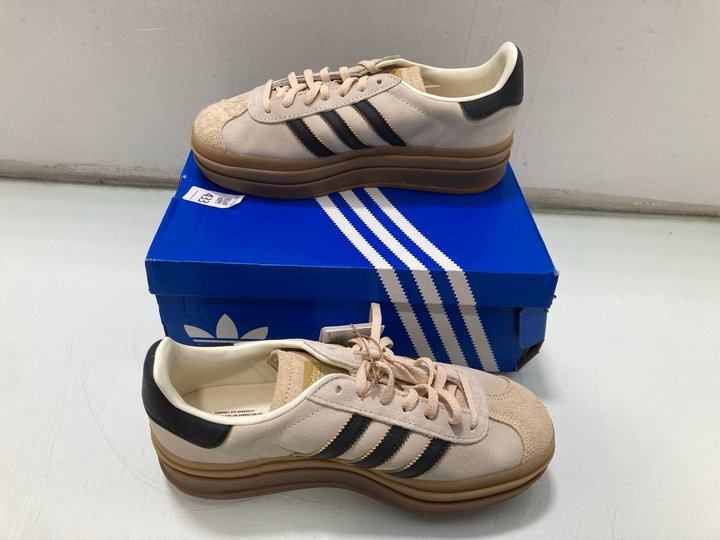 Lot 433  
            Marchington SR13 - Parcel Delivery Only 

                
ADIDAS GAZELLE BOLD TRAINERS IN OFF WHITE/BLACK - SIZE UK 5.5: LOCATION - C3