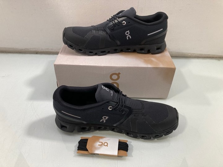 Lot 445  
            Marchington SR13 - Parcel Delivery Only 

                
ON CLOUD 5 TRAINERS IN ALL BLACK - SIZE UK 10.5 - ORIGINAL RRP £140: LOCATION - C2