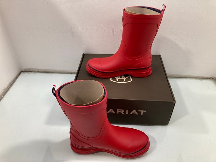 Lot 447  
            Marchington SR13 - Parcel Delivery Only 

                
ARIAT WOMENS KELMARSH MID BOOTS IN TEAM RED/NAVY - SIZE UK 7: LOCATION - C2