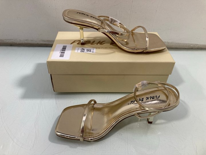 Lot 458  
            Marchington SR13 - Parcel Delivery Only 

                
PUBLIC DESIRE NATALYA SHOES IN GOLD METALLIC - SIZE UK 4: LOCATION - C2