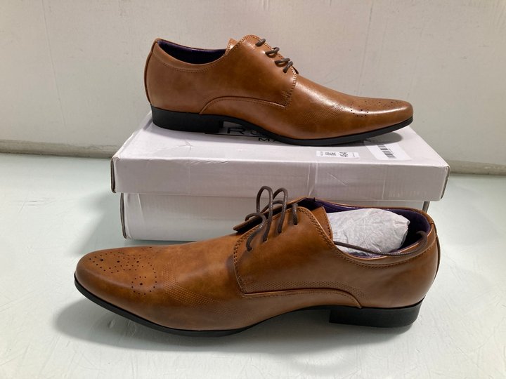 Lot 464  
            Marchington SR13 - Parcel Delivery Only 

                
TRUFFLE MAN MENS LEATHER SHOES IN BROWN - SIZE UK 11: LOCATION - C2