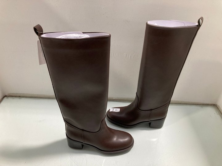 Lot 466  
            Marchington SR13 - Parcel Delivery Only 

                
H&M WOMENS LEATHER BOOTS IN BROWN - SIZE EU 39: LOCATION - C2