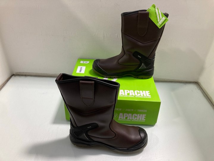 Lot 467  
            Marchington SR13 - Parcel Delivery Only 

                
APACHE LEATHER STEEL TOE CAP WORK BOOTS IN BROWN - SIZE UK 8: LOCATION - C2
