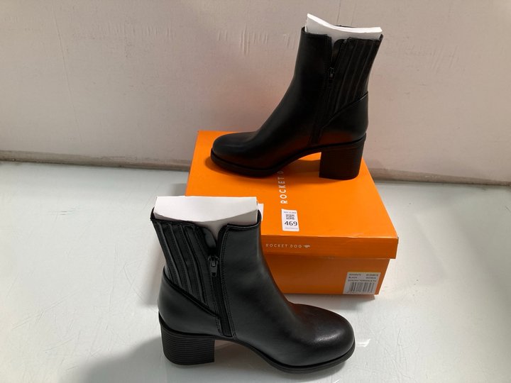 Lot 469  
            Marchington SR13 - Parcel Delivery Only 

                
ROCKET DOG WOMENS SONORA TERRENCE BOOTS IN BLACK - SIZE UK 3: LOCATION - C2